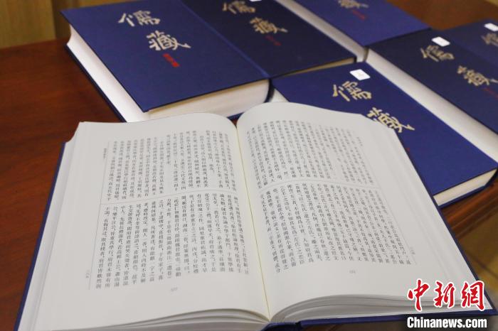 《儒藏》(精華編)書(shū)封及內(nèi)頁(yè) 北京大學(xué)出版社供圖 《儒藏》(精華編)書(shū)封及內(nèi)頁(yè) 北京大學(xué)出版社供圖