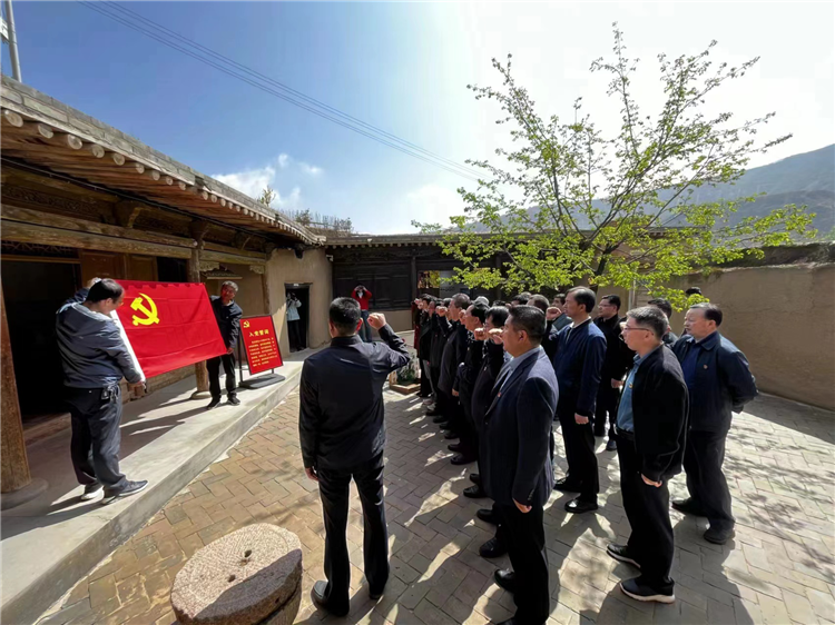圖為臨夏州紀(jì)委監(jiān)委組織黨員干部在東鄉(xiāng)縣布塄溝黨史教育基地開(kāi)展革命教育活動(dòng)，賡續(xù)紅色血脈、汲取奮進(jìn)力量、激發(fā)干事熱情。.png