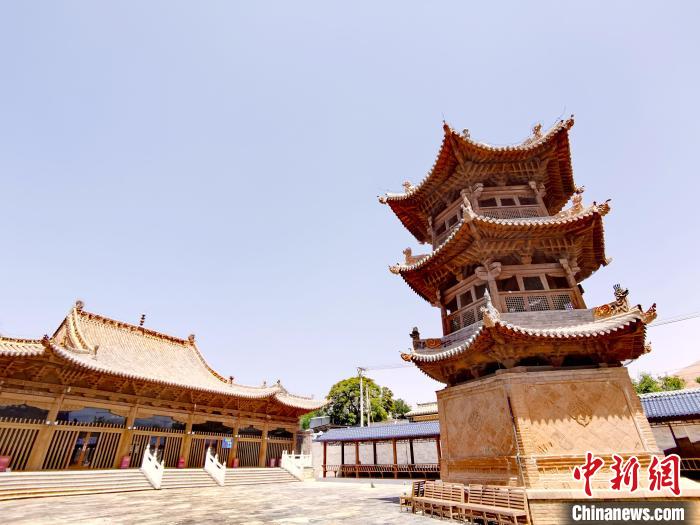 圖為阿河灘清真寺局部?！?zhí)砀?攝