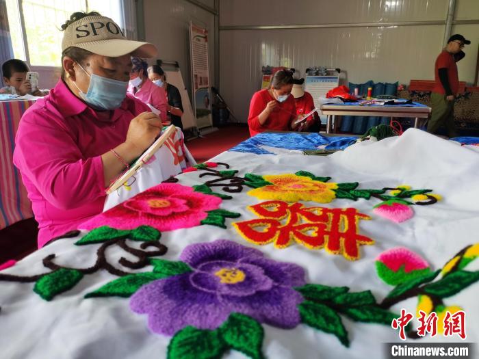 圖為婦女制作青繡。　張?zhí)砀?攝