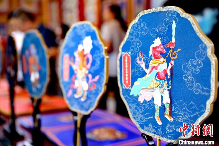 圖為唐卡延伸產(chǎn)品?！⊙Φ?攝