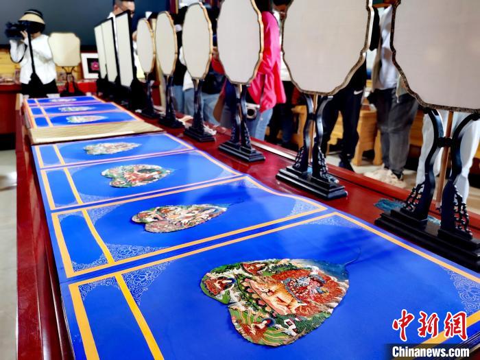 圖為唐卡延伸產(chǎn)品?！?zhí)砀?攝