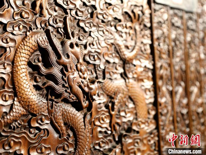 圖為青海永錄民俗博物館內(nèi)珍藏的中式家具細(xì)節(jié)展示。　薛蒂 攝