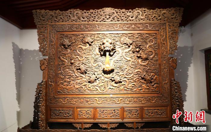 圖為青海永錄民俗博物館內(nèi)珍藏的中式家具?！⊙Φ?攝