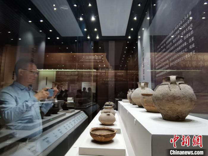 圖為河湟文化博物館展陳的陶器。　張?zhí)砀?攝