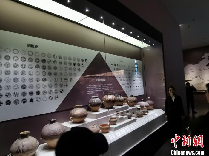 圖為河湟文化博物館展示的當(dāng)?shù)爻鐾敛侍盏募y飾類別?！?zhí)砀?攝