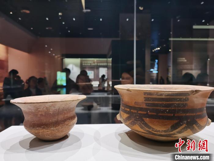 圖為河湟文化博物館展陳的陶器?！?zhí)砀?攝