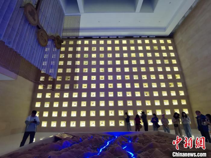 圖為河湟文化博物館序廳的左右彩陶墻放置的374件彩陶。　張?zhí)砀?攝