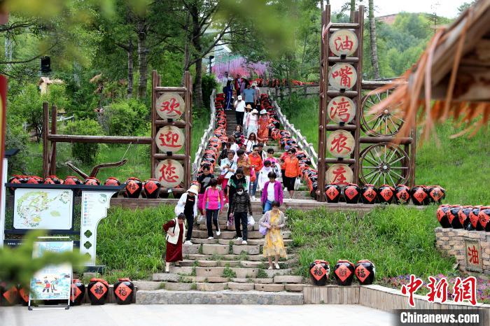 圖為油嘴灣生態(tài)文化景區(qū)的游客?！⊙Φ?攝