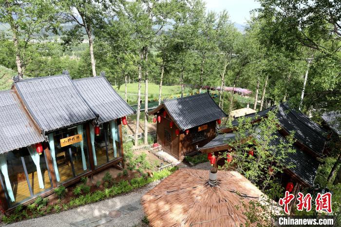 圖為景區(qū)內(nèi)依山而建的民宿?！⊙Φ?攝