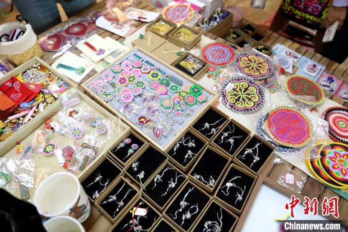 圖為盤(pán)繡作品?！⊙Φ?攝