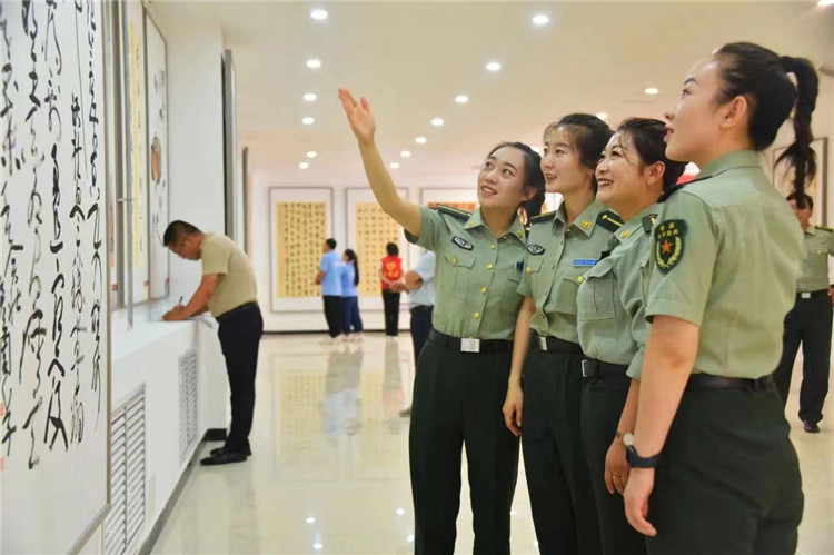 觀眾在南梁革命紀(jì)念館參觀甘肅省廉潔文化美術(shù)、書法、設(shè)計(jì)作品展.jpg