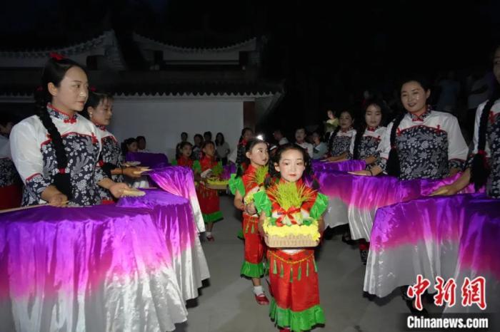甘肅省西和縣姜席鎮(zhèn)晚霞湖畔，當(dāng)?shù)孛耖g舉行盛大的乞巧儀式。魏朵朵 攝