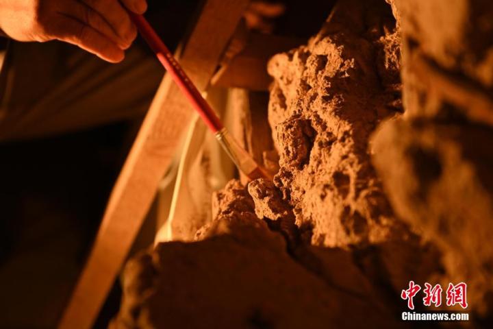 8月25日，文物修復(fù)師牟常有進(jìn)行文物修復(fù)工作。