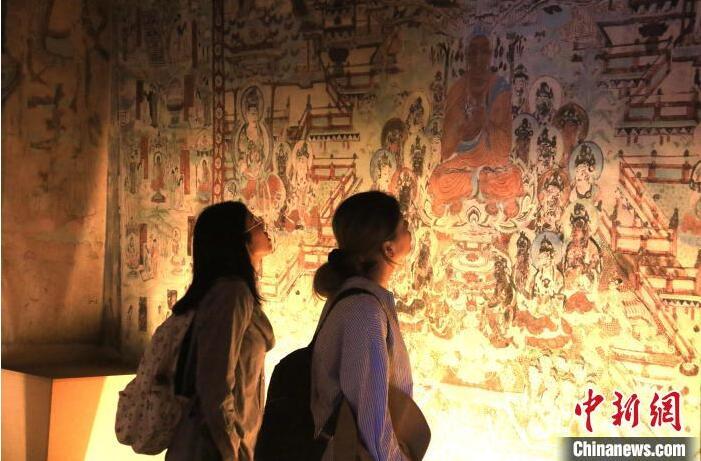 2023年8月27日，游客在甘肅省敦煌市博物館參觀文物展。張曉亮 攝(資料圖)
