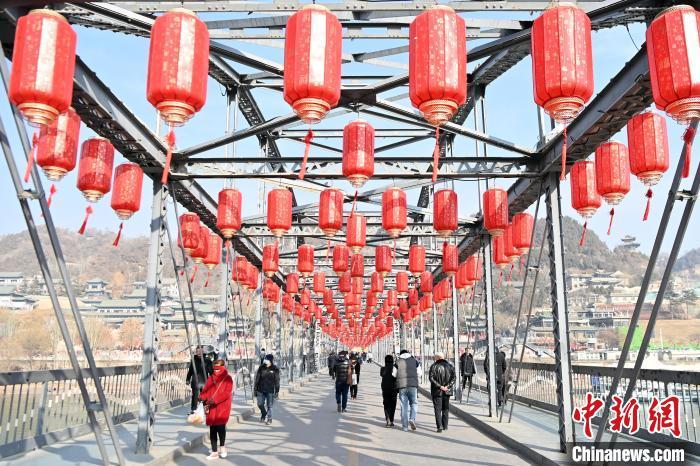 1月30日，裝扮一新的中山橋?yàn)榧磳⒌絹?lái)的新春佳節(jié)增添節(jié)日氛圍。九美旦增 攝</p><p>
