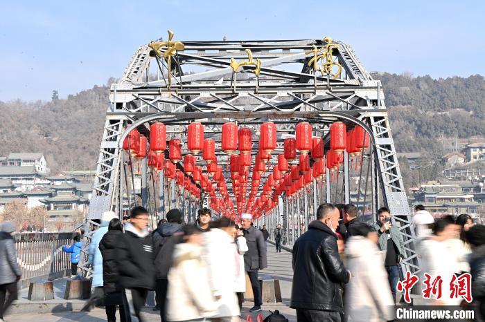 1月30日，裝扮一新的中山橋?yàn)榧磳⒌絹?lái)的新春佳節(jié)增添節(jié)日氛圍。九美旦增攝</p><p>