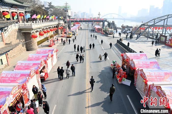 1月30日，蘭州黃河畔的年貨集市吸引顧客選購(gòu)年貨。九美旦增 攝</p><p>