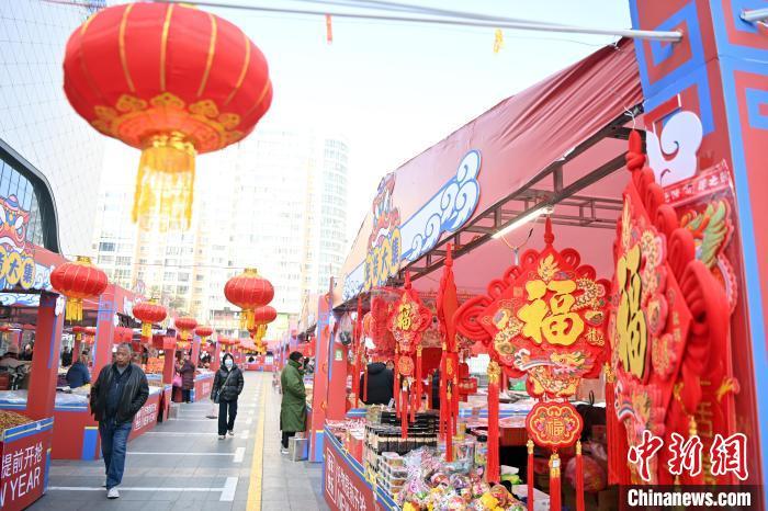 1月30日，蘭州街頭琳瑯滿目的年貨吸引顧客選購(gòu)。九美旦增 攝</p><p>
