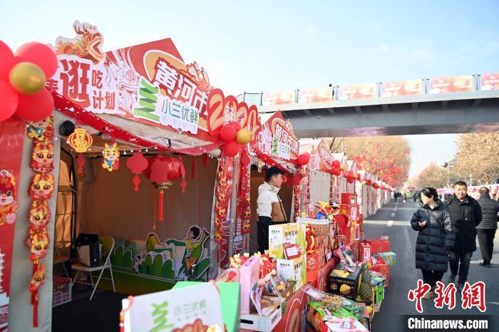 1月30日，蘭州黃河畔的年貨集市吸引顧客選購(gòu)年貨。九美旦增 攝</p><p>