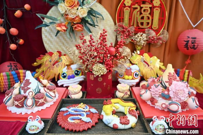 1月25日，春節(jié)臨近，蘭州一花饃店“龍”元素花饃熱銷(xiāo)。圖為展出的“龍”元素花饃。九美旦增 攝
