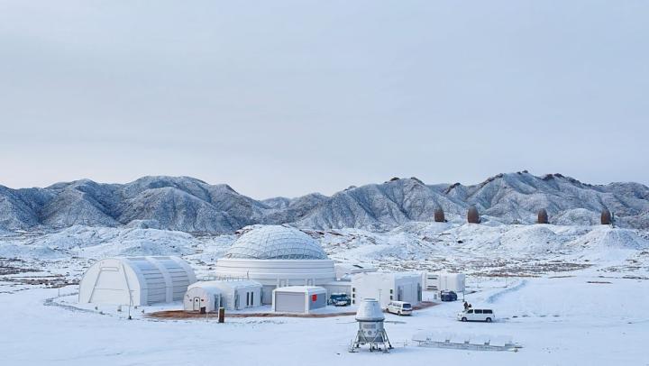 2023年12月14日拍攝的甘肅省金昌市“火星1號(hào)基地”雪后景象。新華社發(fā)(李婷 攝)