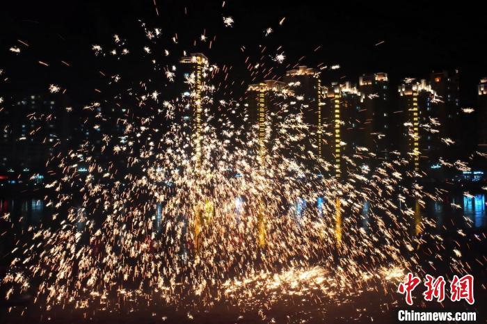 “過年打鐵花”是臨夏州永靖縣的民俗傳統(tǒng)。這項(xiàng)民俗表演，其實(shí)有著硬核技術(shù)作支撐，那就是入選國家級(jí)非遺的“永靖王氏生鐵冶鑄技藝”。侯奇志 攝</p>
<p>