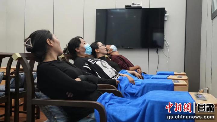 圖為當(dāng)?shù)鼐用耋w驗(yàn)藏醫(yī)院診療。卓瑪草 攝