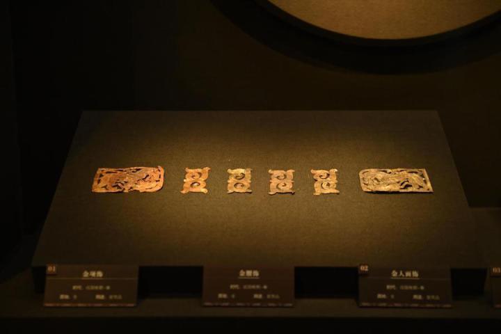 張家川縣馬家塬車輿博物館展陳的馬家塬遺址出土的金項(xiàng)飾、金腰飾、金人畫(huà)飾等。李亞龍 攝　　