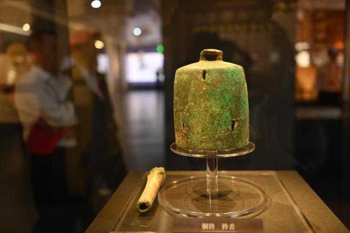 張家川縣馬家塬車輿博物館展陳的馬家塬遺址出土的銅鈴。李亞龍 攝