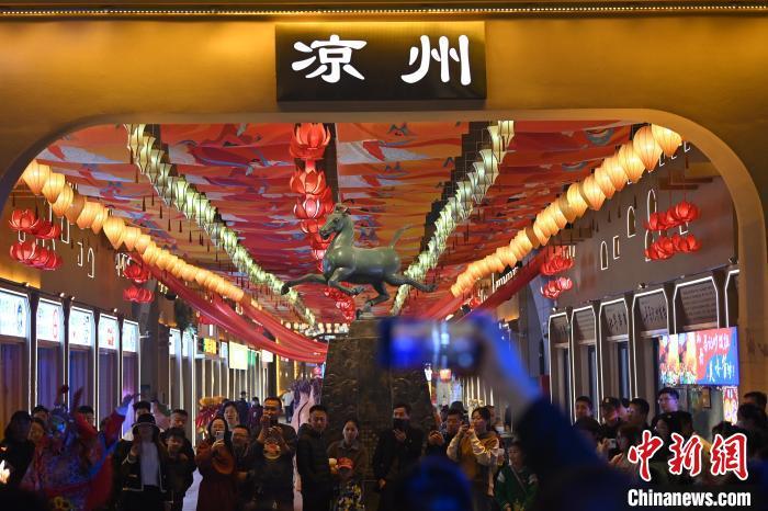 圖為游人拍攝煥然一新亮相的街區(qū)。李亞龍 攝</p>
<p>