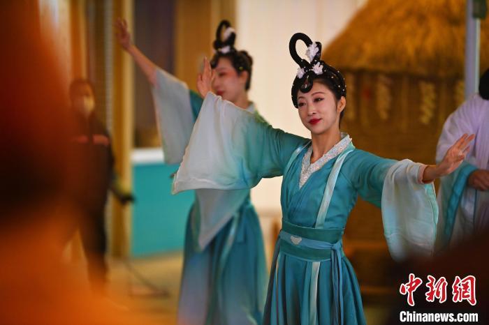 圖為工作人員進(jìn)行舞蹈表演。李亞龍 攝</p>
<p>