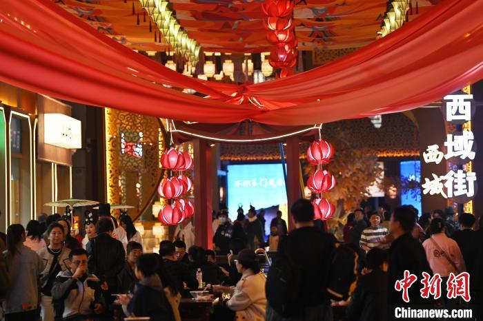 圖為街區(qū)現(xiàn)場游客絡(luò)繹不絕。李亞龍 攝</p>
<p>