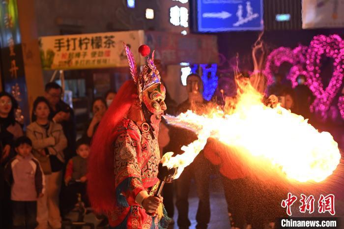 圖為工作人員進(jìn)行雜耍表演。李亞龍 攝</p>
<p>