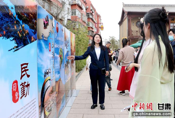 3月下旬，民勤縣在天水啟漢樓廣場舉行推介會，宣傳本地旅游資源和農(nóng)特優(yōu)產(chǎn)品。圖為工作人員向游客介紹民勤自然風(fēng)光、歷史文化。馬愛彬 攝