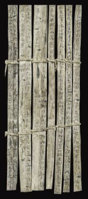 漢簡《康居王使者冊》。此簡記載了西域康居國使者前來“進(jìn)貢”駱駝，抵達(dá)敦煌遇到不公后反映問題，朝廷受理解決的經(jīng)過。新華社發(fā)（甘肅簡牘博物館供圖）
