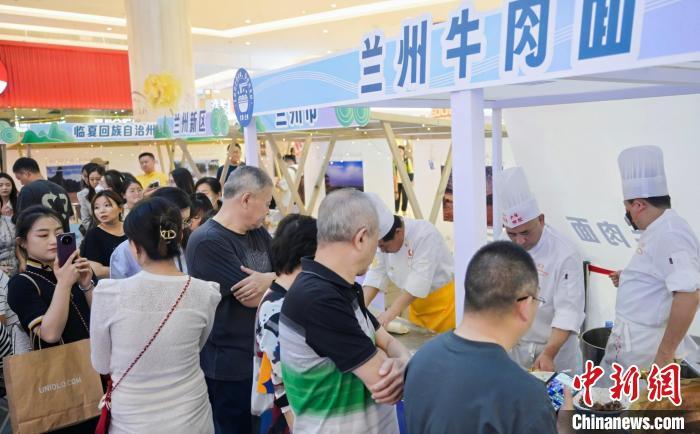 5月11日，“醉美玉如意·感恩幫扶情”甘肅(天津)文創(chuàng)非遺市集和特色美食展示活動(dòng)在天津舉行。(天津市文旅局供圖)