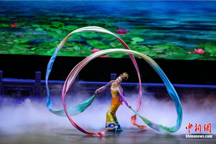 2023年4月17日晚，中國經(jīng)典舞劇《絲路花雨》在澳門百老匯劇場演出。甘肅演藝集團(tuán) 供圖