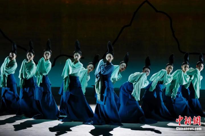 2024年2月29日晚，舞蹈詩劇《只此青綠》在北京上演，多國駐華使節(jié)和國際組織代表前來觀賞。韓海丹 攝