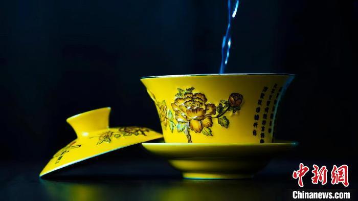 2023年5月，拍攝的臨夏特色茶飲——蓋碗茶。(資料圖)臨夏市融媒體中心供圖