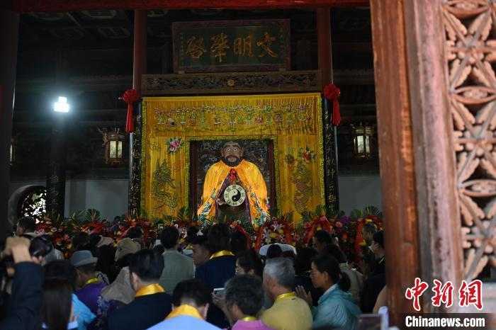 6月21日，2024(甲辰)年公祭中華人文始祖伏羲大典在甘肅天水舉行，來自海峽兩岸及港澳地區(qū)約500人現場共祭中華人文始祖伏羲。中新社記者 李亞龍 攝