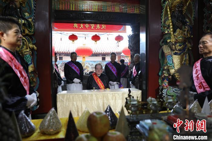 6月21日，“2024(甲辰年)兩岸共祭人文始祖伏羲典禮”在臺灣新北舉行。擔任主祭官的先嗇宮董事長、中國國民黨前秘書長李乾龍(中)出席典禮并擔任主祭官。中新社記者 張曉曦 攝