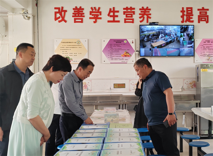 市紀(jì)委監(jiān)委扎實(shí)推動(dòng)開(kāi)展群眾身邊腐敗和作風(fēng)問(wèn)題集中整治工作，圖為市紀(jì)委監(jiān)委派駐市教育局紀(jì)檢監(jiān)察組在白銀區(qū)開(kāi)展“中小學(xué)校園食品安全和膳食經(jīng)費(fèi)管理”集中整治工作開(kāi)展情況督查.jpg