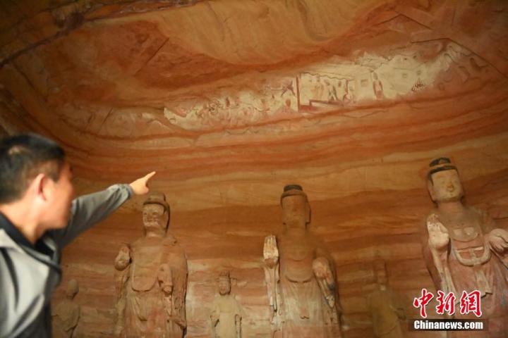 7月15日，甘肅省平?jīng)鍪袥艽h百里石窟長廊中的南石窟寺1號窟內(nèi)，工作人員介紹窟內(nèi)僅存的浮雕——佛傳故事。百里石窟長廊位于涇川縣境內(nèi)，由512個(gè)石窟、5眼窟中石井組成，現(xiàn)存王母宮石窟、鳳凰山石窟、南石窟寺、丈八寺石窟、羅漢洞石窟、太山寺石窟等規(guī)模較大的石窟群，還有數(shù)量眾多的小石窟群。南石窟寺開鑿于北魏永平三年，其中1號窟屬于大型七佛窟，七佛高達(dá)6米。中新社記者 李亞龍 攝</p>
<p>