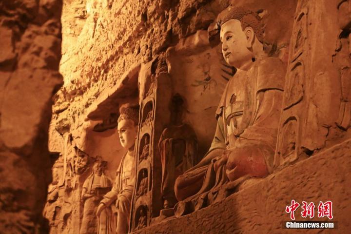 7月15日，甘肅省平?jīng)鍪袥艽h百里石窟長廊中的王母宮石窟造像。百里石窟長廊位于涇川縣境內(nèi)，由512個(gè)石窟、5眼窟中石井組成，現(xiàn)存王母宮石窟、鳳凰山石窟、南石窟寺、丈八寺石窟、羅漢洞石窟、太山寺石窟等規(guī)模較大的石窟群，還有數(shù)量眾多的小石窟群。王母宮石窟又名千佛洞，該窟設(shè)計(jì)宏大，造像生動，窟內(nèi)擁有造像數(shù)百尊，是較為珍貴的佛教文化歷史遺存。中新社記者 李亞龍 攝</p>
<p>
