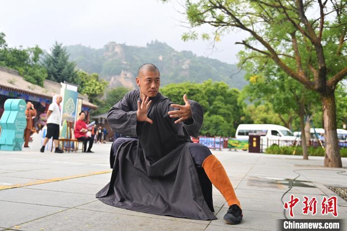 7月14日，甘肅省平涼市崆峒山景區(qū)內，嵩山少林弟子展示武藝。7月13日至14日，“2024年北京體育大學第十五屆國際武術比賽交流大會暨首屆崆峒山國際武術大會”舉行，大會也在崆峒山景區(qū)進行問道崆峒、武術高級研修班、崆峒拜師等系列活動。中新社記者 李亞龍 攝</p>
<p>