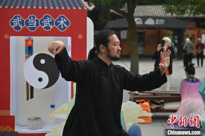 7月14日，甘肅省平涼市崆峒山景區(qū)內，武當玄武派傳承人展示武當武術。7月13日至14日，“2024年北京體育大學第十五屆國際武術比賽交流大會暨首屆崆峒山國際武術大會”舉行，大會也在崆峒山景區(qū)進行問道崆峒、武術高級研修班、崆峒拜師等系列活動。中新社記者 李亞龍 攝</p>
<p>