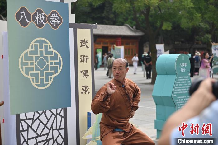 7月14日，甘肅省平涼市崆峒山景區(qū)內，八極拳傳承人展示八極拳。7月13日至14日，“2024年北京體育大學第十五屆國際武術比賽交流大會暨首屆崆峒山國際武術大會”舉行，大會也在崆峒山景區(qū)進行問道崆峒、武術高級研修班、崆峒拜師等系列活動。中新社記者 李亞龍 攝</p>
<p>