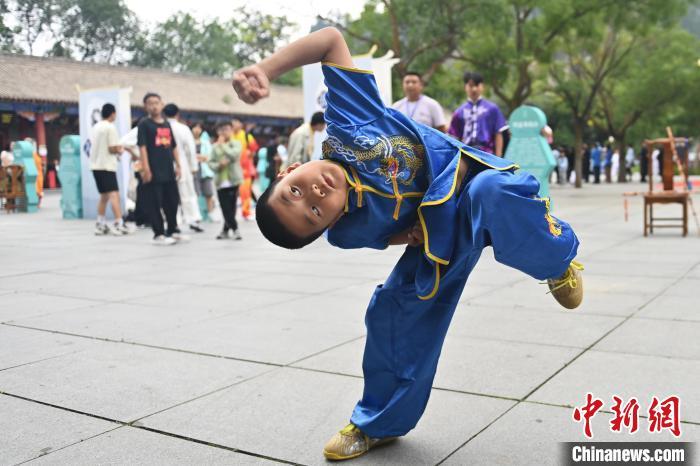 7月14日，甘肅省平涼市崆峒山景區(qū)內，小朋友展示查拳。7月13日至14日，“2024年北京體育大學第十五屆國際武術比賽交流大會暨首屆崆峒山國際武術大會”舉行，大會也在崆峒山景區(qū)進行問道崆峒、武術高級研修班、崆峒拜師等系列活動。中新社記者 李亞龍 攝</p>
<p>