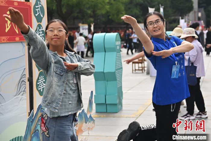 7月14日，甘肅省平涼市崆峒山景區(qū)內，霍氏練手拳傳承人、霍元甲玄孫女霍靜虹(右)教授武術愛好者霍氏練手拳。7月13日至14日，“2024年北京體育大學第十五屆國際武術比賽交流大會暨首屆崆峒山國際武術大會”舉行，大會也在崆峒山景區(qū)進行問道崆峒、武術高級研修班、崆峒拜師等系列活動。中新社記者 李亞龍 攝</p>
<p>